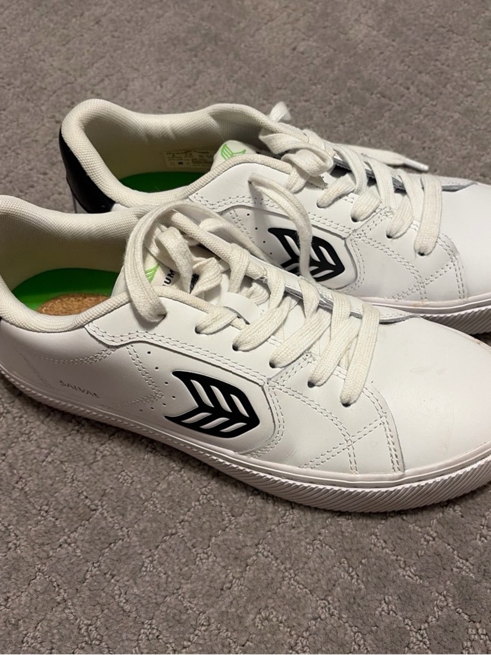 Cariuma white & black tennis shoes sneakers PERFECT/LN Sz 9